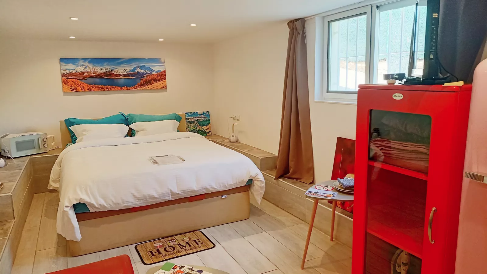 Double room with shower and entree view