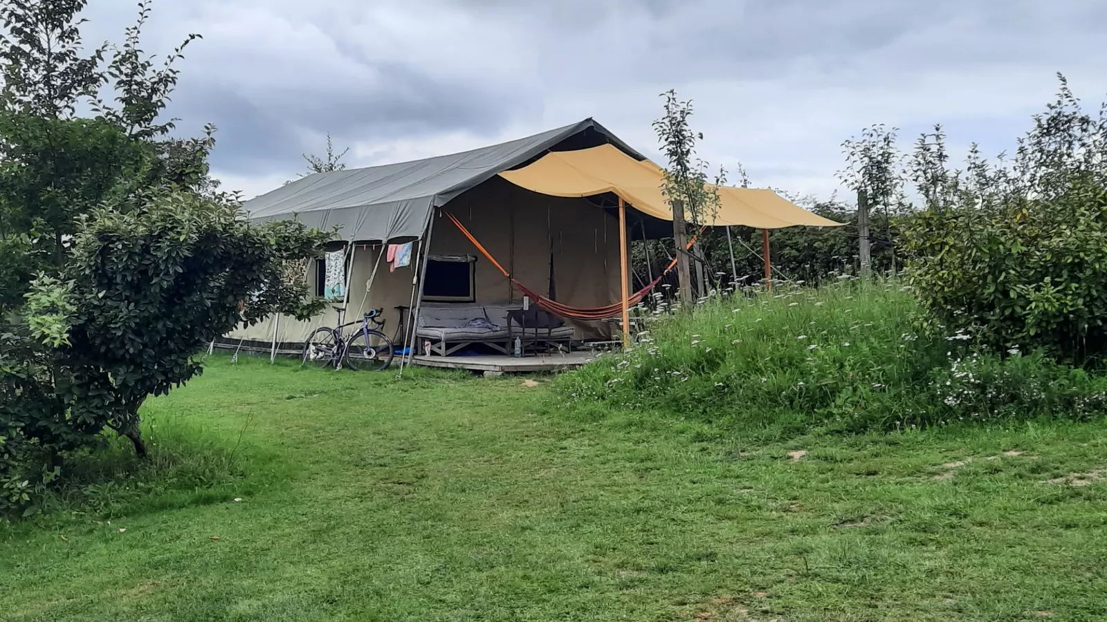 Safaritent met eigen sanitair