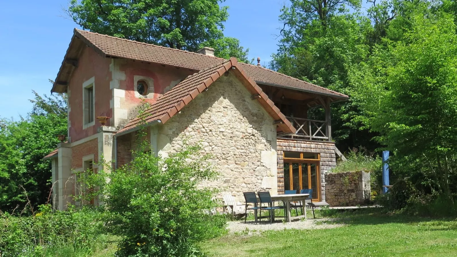 villa op landgoed met zicht op meer,Bourgogne