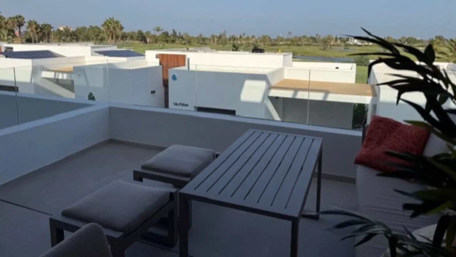 Modern appartement met golfzicht en parking